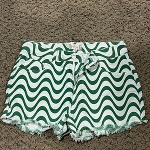 Green Wave Patterned Women's Shorts